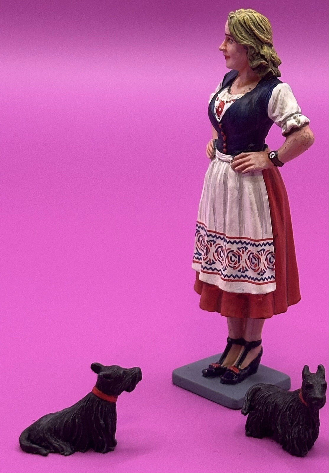 King & Country LAH225 Eva Braun & Her Dogs - MIB