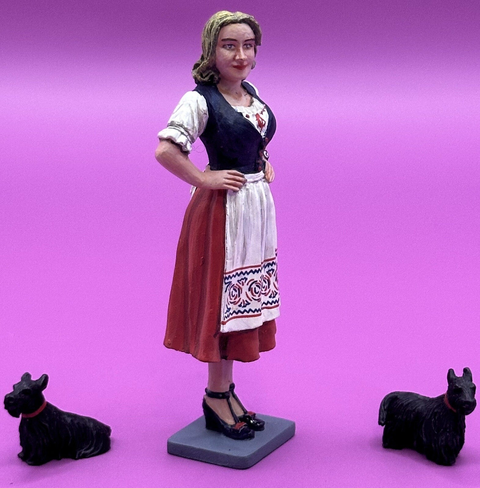 King & Country LAH225 Eva Braun & Her Dogs - MIB